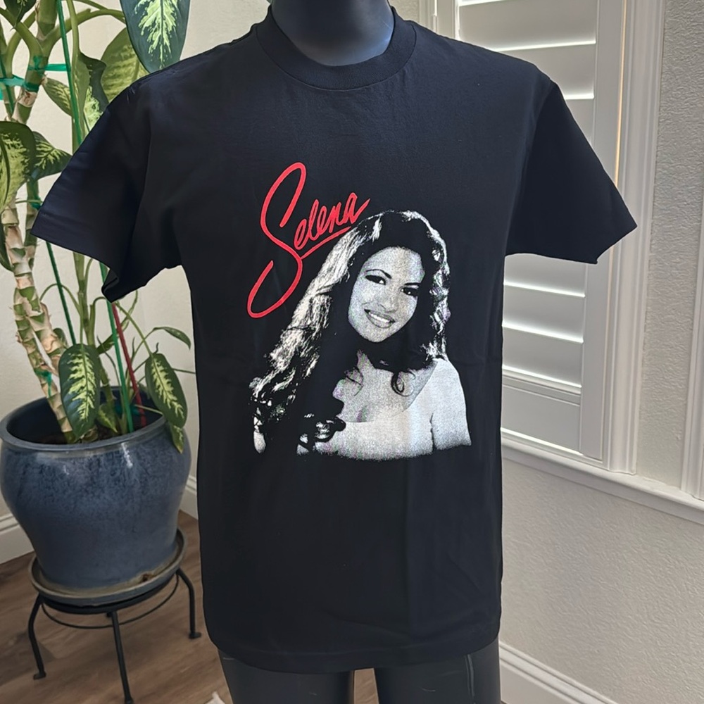 Selena Tee